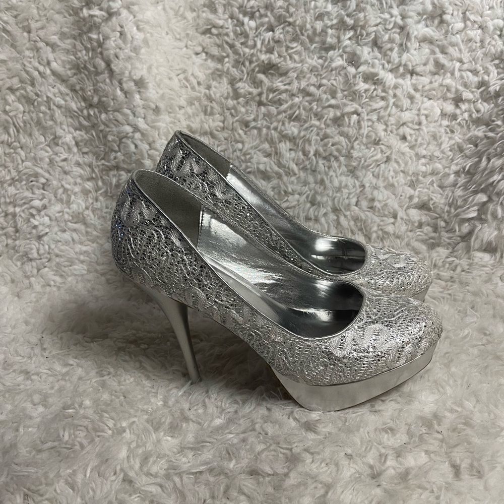 Coloriffics fabric white lace & silver iridescent silver platform heels SZ8.5